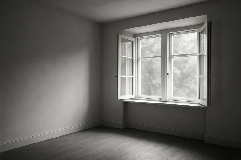 Intérieur d'une pièce vide avec fenêtres ouvertes, lumière douce